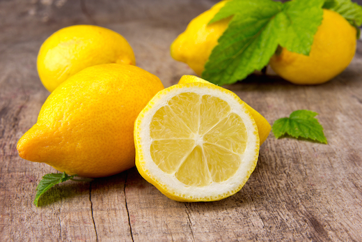 فوائد الليمون للعظام والاسنان