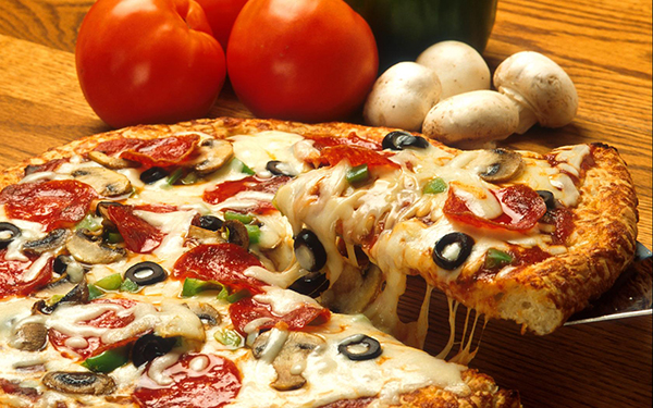 طريقة عمل بيتزا سوبريم الايطالية