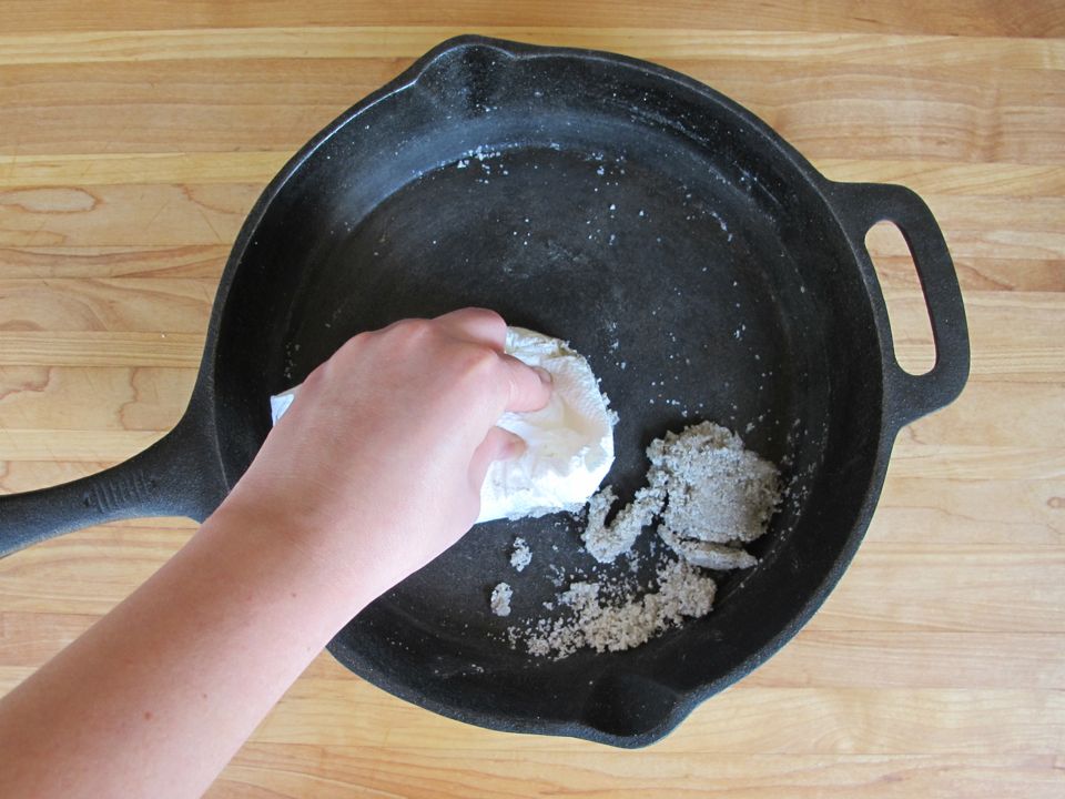 كيفية استخدام الملح فى منع التصاق الطعام