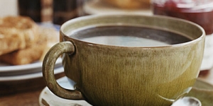 سر تقديم الماء مع الشاي والقهوة للضيف