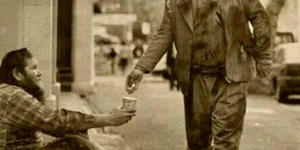 صورة رجل فقير يتصدق على رجل فقير