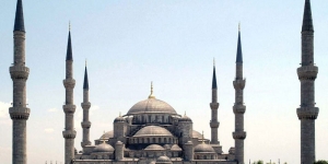  مسجد السلطان أحمد : بُني هذا المسجد في الفترة الممتدة بين عاميّ 1609 و1616، خلال عهد السلطان \