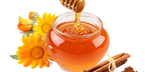 القرفة والعسل لعلاج حب الشباب
