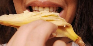 قشر الموز لبياض الاسنان