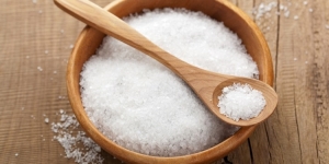 استخدام الملح فى نظافة الطاولة او الترابيزة